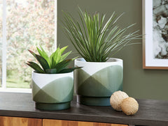 Hoover Furniture Outlet - Ashley Furniture - Ardenridge Planter (Set of 2) - Planter Set (Set of 2) / Green/White - A2000579