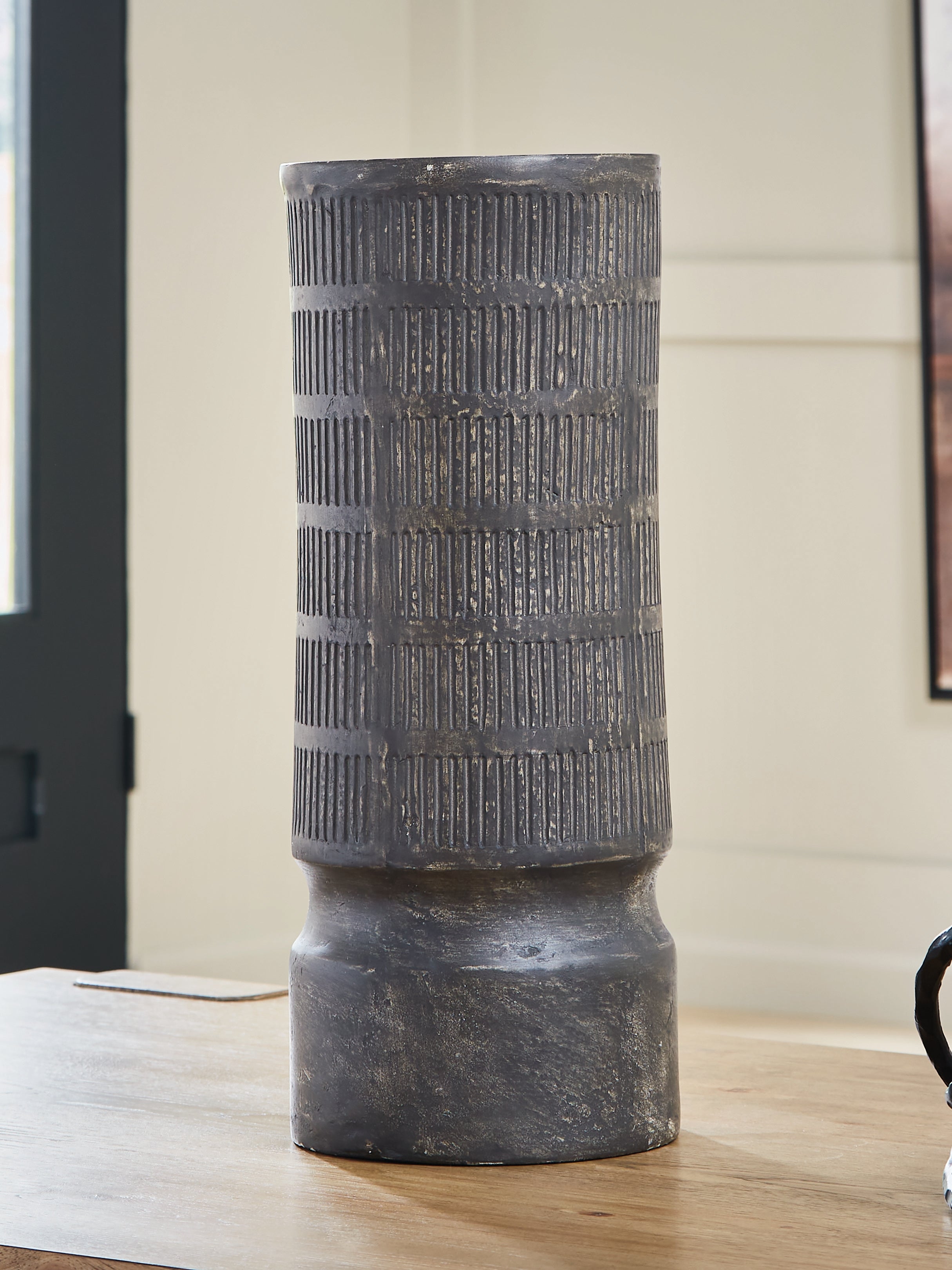 Hoover Furniture Outlet - Ashley Furniture - Beninworth Vase - Vase - A2000879