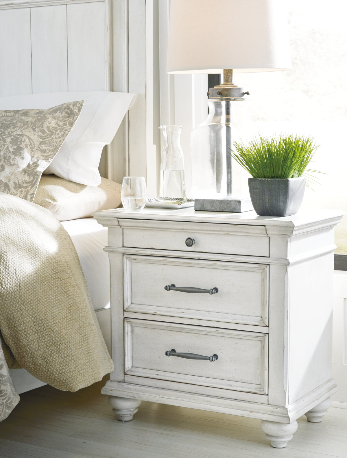 Hoover Furniture Outlet - Ashley Furniture - Kanwyn Nightstand - Three Drawer Night Stand / Whitewash - B777-93