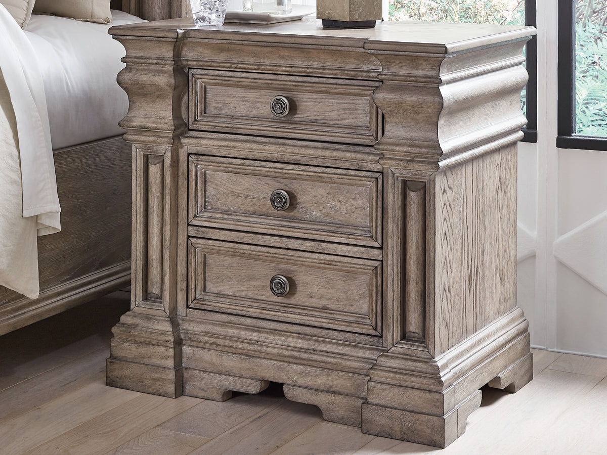Hoover Furniture Outlet - Ashley Furniture - Blairhurst Nightstand - Three Drawer Night Stand / Light Grayish Brown - B916-93