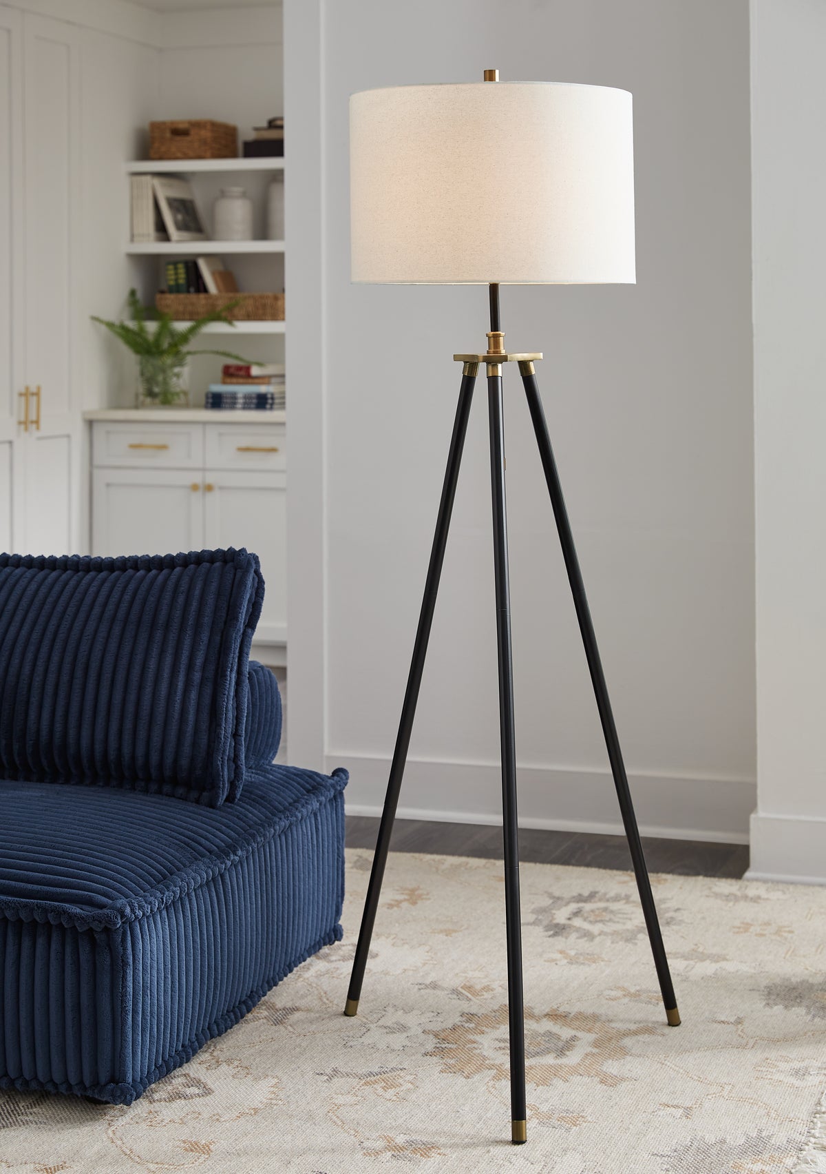 Hoover Furniture Outlet - Ashley Furniture - Cashner Floor Lamp - Metal Floor Lamp (1/CN) / Black/Gold Finish - L206101