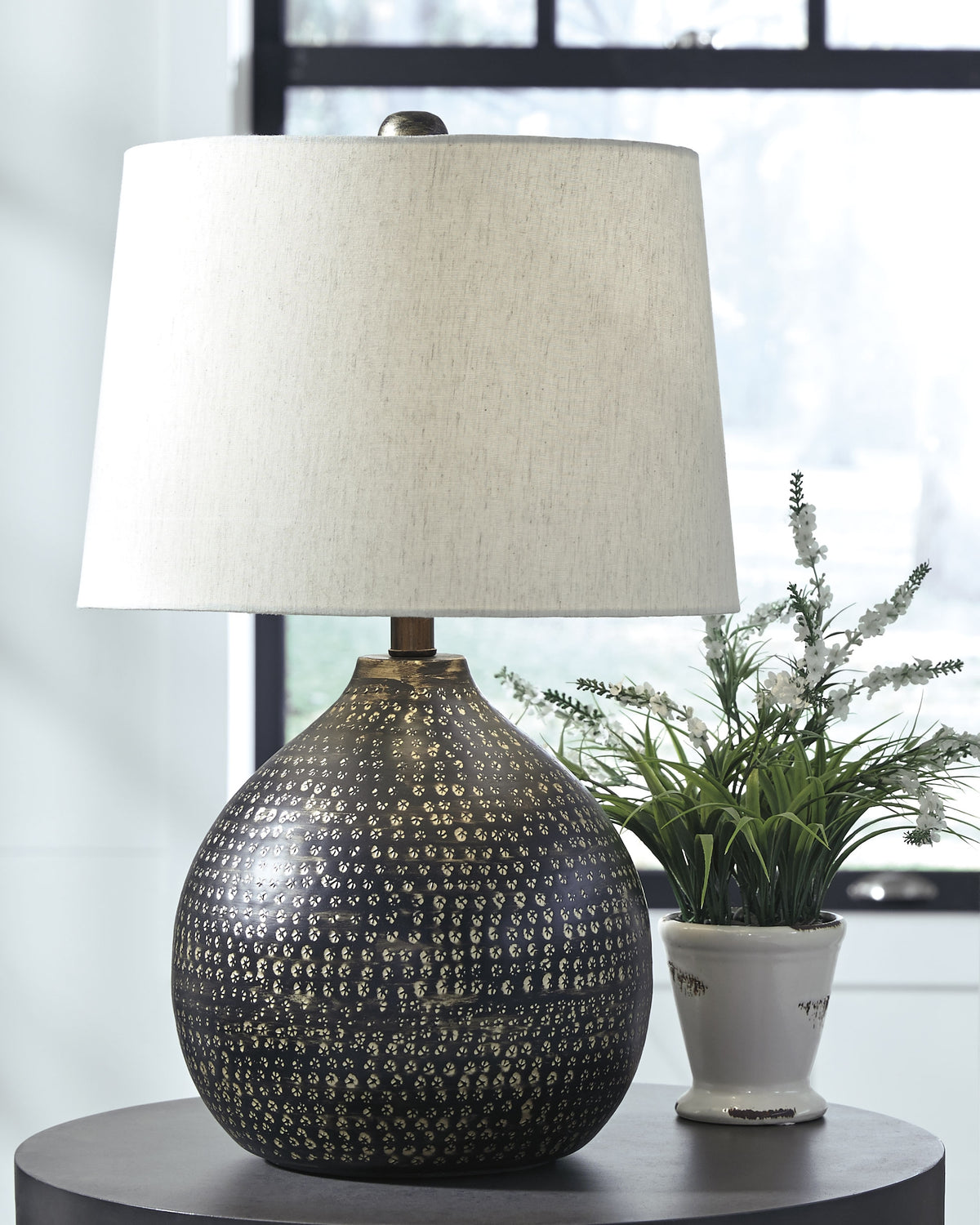 Hoover Furniture Outlet - Ashley Furniture - Maire Table Lamp - Metal Table Lamp (1/CN) / Black/Gold Finish - L207294