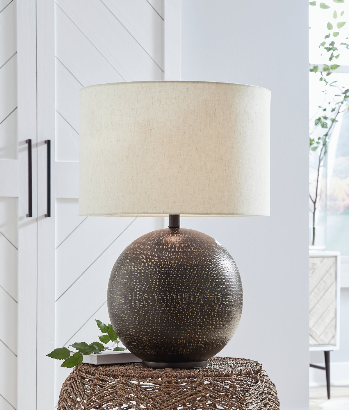 Hoover Furniture Outlet - Ashley Furniture - Hambell Table Lamp - Metal Table Lamp (1/CN) / Black/Gold Finish - L207434