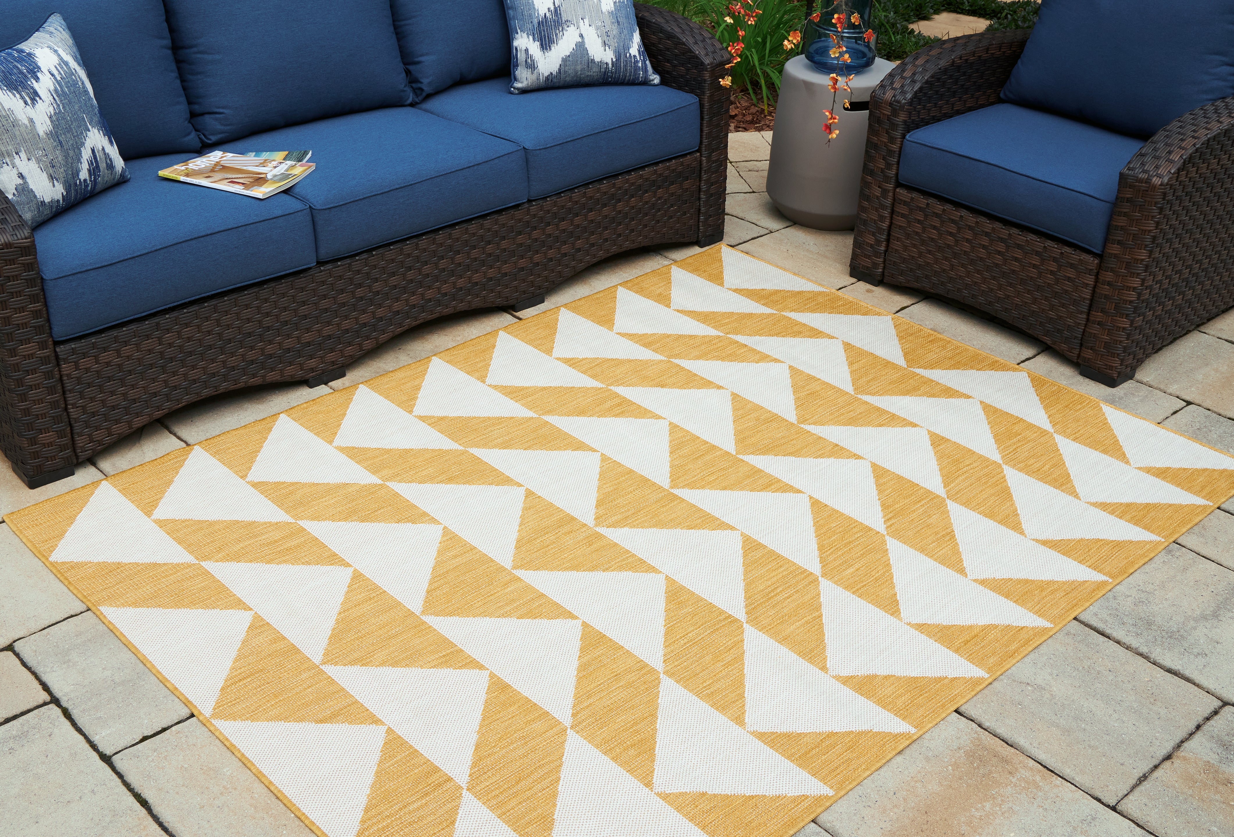 Hoover Furniture Outlet - Ashley Furniture - Thomley 8' x 10' Rug - 8' x 10' Rug - R900061